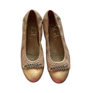 AGL ballet flats Nude with Champagne and Chain details AGL cap toe patent 39/8.5